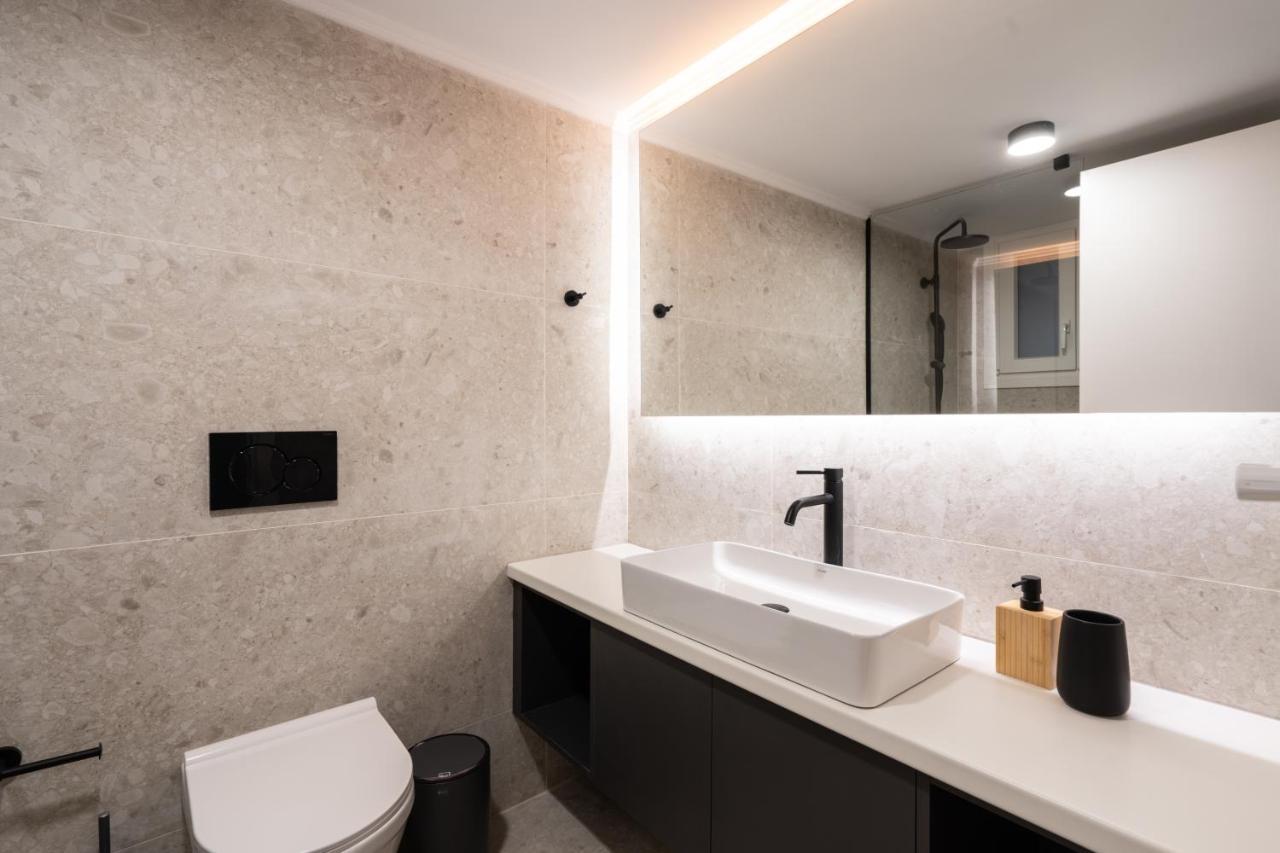 Unique 2 Bedrooms Apartment, Steps To Plaka And City Center เอเธนส์ ภายนอก รูปภาพ
