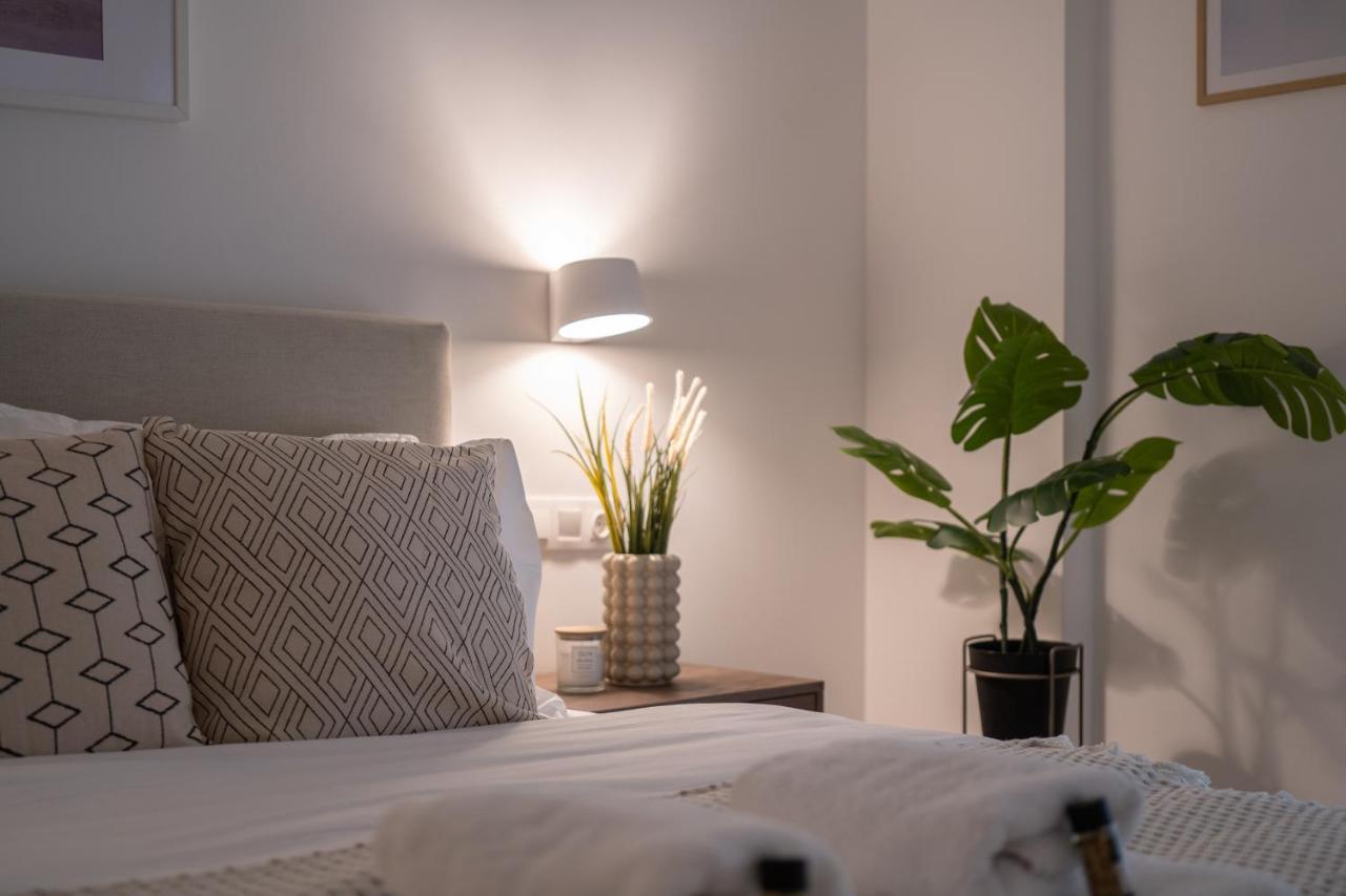 Unique 2 Bedrooms Apartment, Steps To Plaka And City Center เอเธนส์ ภายนอก รูปภาพ