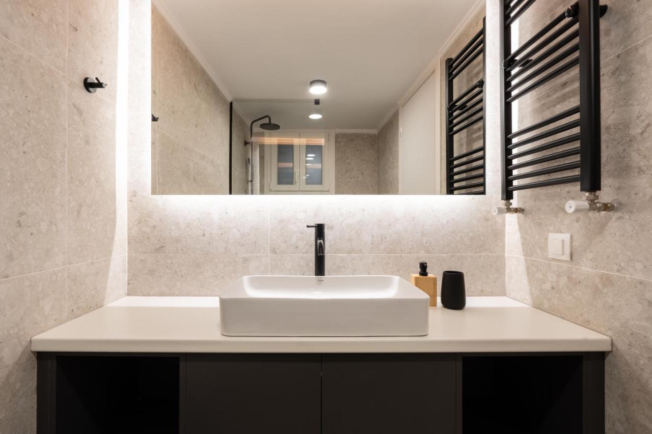 Unique 2 Bedrooms Apartment, Steps To Plaka And City Center เอเธนส์ ภายนอก รูปภาพ