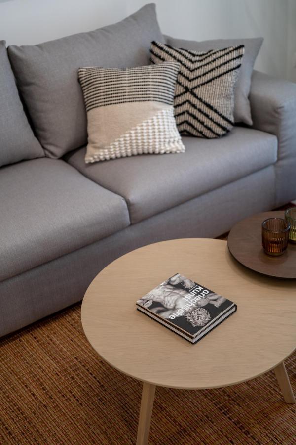 Unique 2 Bedrooms Apartment, Steps To Plaka And City Center เอเธนส์ ภายนอก รูปภาพ
