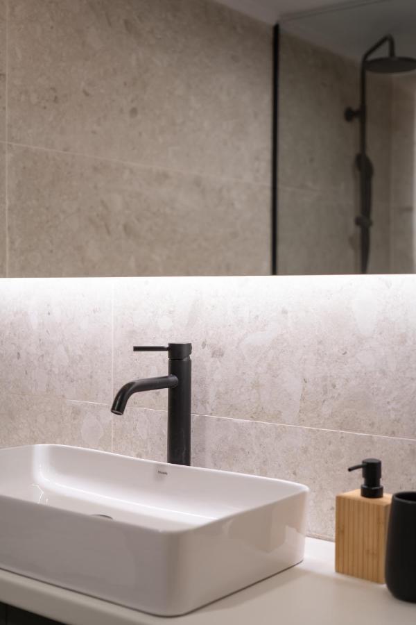 Unique 2 Bedrooms Apartment, Steps To Plaka And City Center เอเธนส์ ภายนอก รูปภาพ